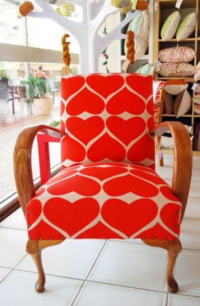 arm+chair+with+heart+fabric